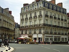 Immeuble d'habitation massif, de cinq étages.