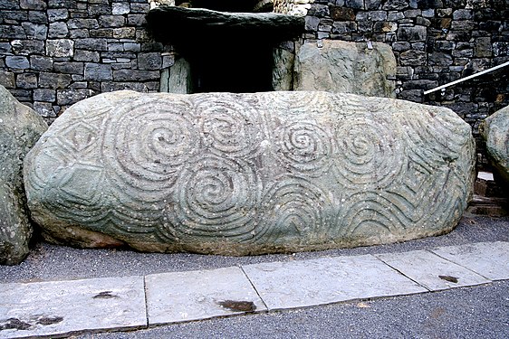 Piedra de la entrada con arte megalítico.
