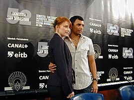 Le cinéaste américain M. Night Shyamalan d’origine indienne, accompagné de l’actrice Bryce Dallas Howard en 2004, lors de la promotion du film Le Village au Festival international de cinéma de Saint-Sébastien (Espagne). (définition réelle 1 024 × 768)