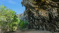 Overhanging cliff near Christoffel Park cave (30833383640)