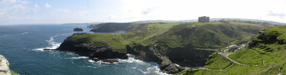 Panoramablick von Tintagel Castle, mit dem Camelot Castle Hotel