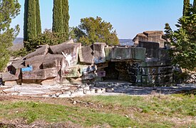 Reconstition d'une grotte et d'un bassin.