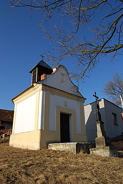 Návesní kaple a kříž z roku 1866.