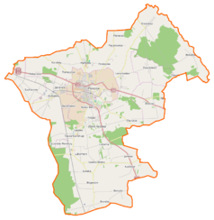 Mapa konturowa gminy Pleszew, blisko centrum u góry znajduje się punkt z opisem „Pleszew”