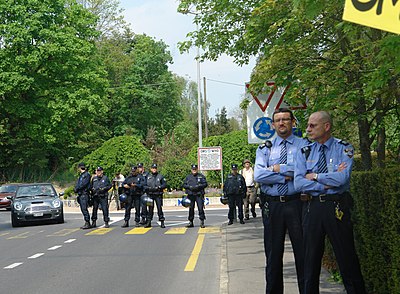 Swiss police in Geneva Police devant OMS.jpg