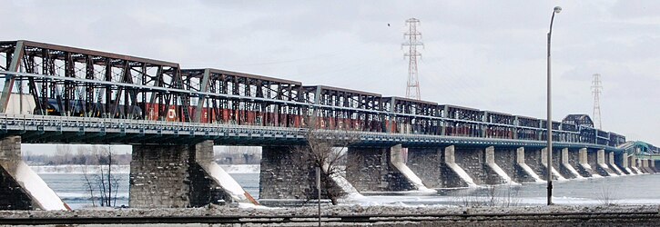 Passage d'un train du CN sur le Pont Victoria en hiver