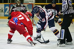 Un engagement entre deux équipes du championnat du Danemark de hockey sur glace. (définition réelle 3 238 × 2 153)