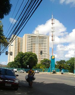 Rua Silveira Martins, a principal via do bairro.