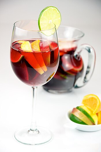 English: Red Wine Sangria with lemon, lime, ap...