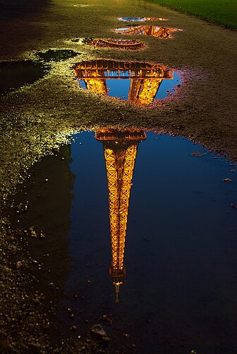Отражение Эйфелевой башни в луже