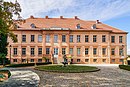 Gutsanlage, bestehend aus Gutshaus (Schloss), Orangerie, Wasserturm („Storchenturm“), Speicher, zwei Wirtschaftsgebäuden, Mauer und Gutspark