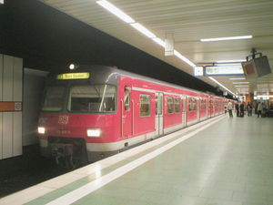 フランクフルト地下駅で停車する420形電車（2004年）