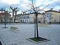 Place de la République. Au fond, sur la droite, la mairie (fév. 2010)