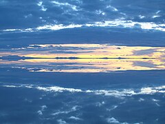 El reflejo de las nubes sobre el salar