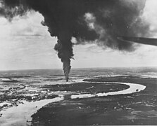 Cột khói lớn xuất phát từ một ụ chứa nhiêu liệu bị trúng bom ở khu vực Sông Sài Gòn.