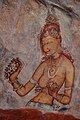 Une des damoiselles des fresques de Sigirîya au Sri Lanka (Ve siècle), coiffée d'un gajra et en tenant un autre sur sa main droite.