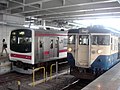 京葉線列車（左）と内房線列車（2005年5月）