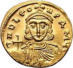 На аверсе и реверсе золотой монеты изображен бородатый коронованный мужчина, держащий в руках крестообразный шар и крест на четырех ступенях.