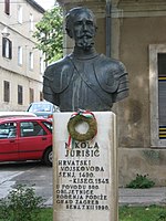 ニコラ・ユリシチの像。（左）セニ、クロアチア （右）クーセグ、ハンガリー