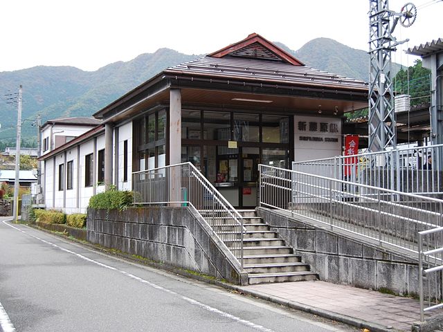 640px-TOBURAILWAY_SHIN-FUJIWARA_STA_EKISHA.JPG