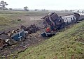 Schwer beschädigte Lokomotive, die weißen Streifen zeigen die ursprüngliche Anordnung der Blechteile (August 1984)