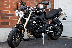 Triumph Street Triple 675 передний левый три четверти.jpg