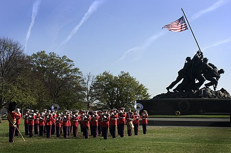 La banda del cuerpo de marines tocando ante el monumento.