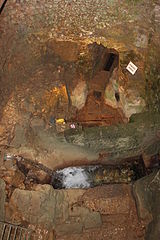 Le début de l'aqueduc (en haut) du Moulin.