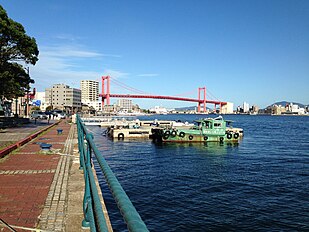 Most Wakato widziany z nabrzeża Wakamatsu