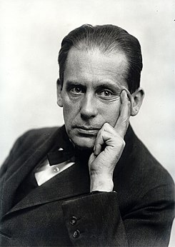 http://upload.wikimedia.org/wikipedia/commons/thumb/b/b5/WalterGropius-1919.jpg/245px-WalterGropius-1919.jpg