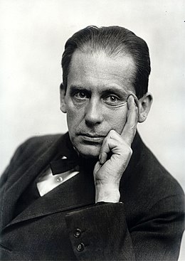 Walter Gropius 1919-ben