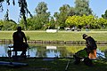 Pêcheurs devant l'étang du Parc de Robersart