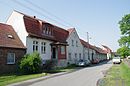 Vierseithof, bestehend aus Wohnhaus mit östlichem Anbau und westlich angefügtem Torhaus, zwei Stallgebäuden, Oberlaubengebäude, Wirtschaftsgebäude mit Durchfahrt zum Gartenland, Backhaus sowie Brunnen