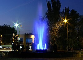 Кольоровий фонтан в центрі міста