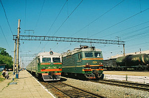 Электропоезд ЭР9Т и электровоз ВЛ85 на станции