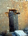 Vista interior de las ruinas de la ermita de Santa Bárbara en Ademuz (Valencia), con detalle de la entrada a la sacristía. Siglo XVII.