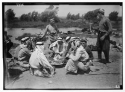 פלאחים ובדואים במעיינות ראש העין בשנת 1920