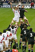 La selección inglesa de rugby (de blanco) contra los All Blacks.