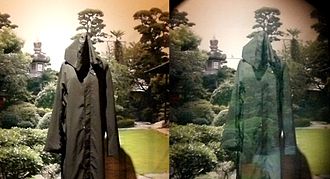 Un mantello dell'invisibilità con camouflage ottico di Susumu Tachi dell'Università di Tokyo in mostra al National Museum of Emerging Science and Innovation (Miraikan) a Tokyo (foto scattata nel 2012). A sinistra: il tessuto visto senza un dispositivo speciale. A destra: lo stesso tessuto visto attraverso il proiettore a mezzo specchio, parte della tecnologia di proiezione retroriflettente.