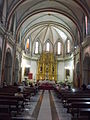 Nave central y presbiterio al fondo.