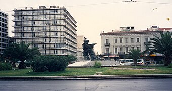 En 1990 : le Coureur occupe le centre du bassin et du rond-point végétalisé.