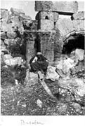 Homme kurde devant l'abside. Colonne torsadée, chapiteau corinthien.