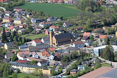 St. Barbara (2017), rechts davor Altes Rathaus und Kriegerdenkmal