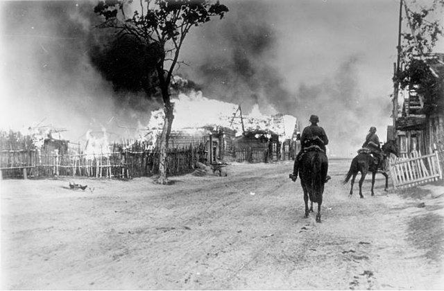 Kị binh quân đội Đức Quốc xã tiến vào ngoại vi Mogilev, tháng 7 năm 1941
