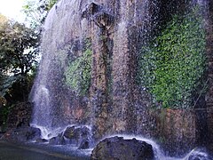La cascata artificiale sulla collina del Castello