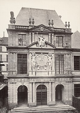 Le pavillon des Drapiers tout juste remonté au musée Carnavalet, avec ses sculptures restituées.