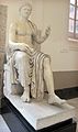 Statue eines Kaisers, im 18. Jahrhundert als Claudius restauriert (zentrale Exedra)[10]