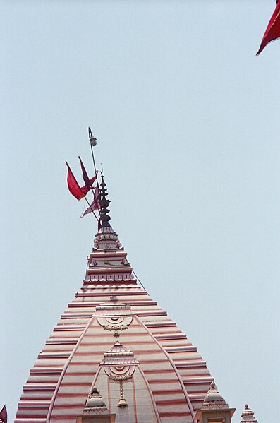 चित्र:Crescent on Spire of Hanuman Temple, Connaught Place.JPG