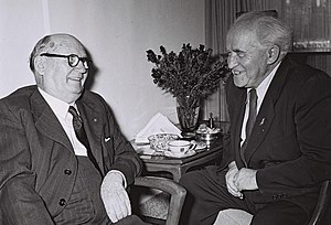 דניאל פרנסואה מאלאן, ראש ממשלת דרום אפריקה ומחסידי האפרטהייד, פוגש את דוד בן-גוריון, ראש ממשלת ישראל. צולם בשנת 1953 על ידי הנס חיים פין.