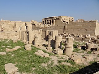 Rovine del mammisi di Nectanebo I a Dendera (secondo quarto del IV secolo a.C.).